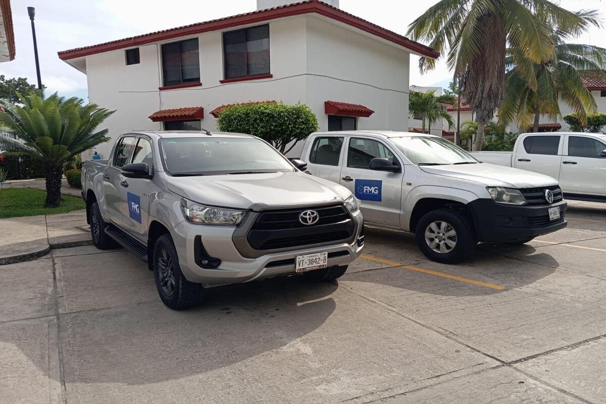 Camioneta FMG en base operativa